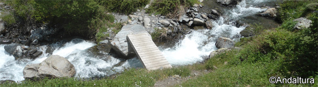 Puente para pasar de Cueva Secreta a la Majada del Palo, sobre el río Valdeinfiernos