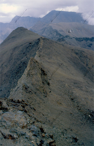 Arista del Veleta hasta el Cerro de los Machos, al fondo el Veleta y el Mulhacén