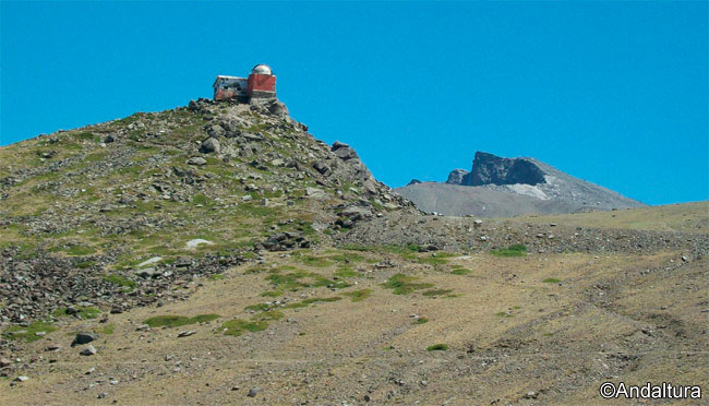 Antiguo Observatorio en el Mojón del Trigo, al fondo el Veleta