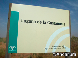 Cartel de la Laguna de la Castañuela, fuera de los límites de máxima protección de la Reserva Natural