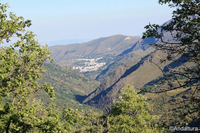 Güéjar Sierra desde la Loma de las Rascas, hacia las ruinas del Cortijo del Hoyo