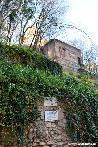 Torre desde la Cuesta de Gomérez, en las cercanías de la Puerta de las Granadas