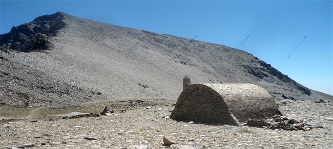 Refugio-Vivac de la Caldera y el Mulhacén al fondo