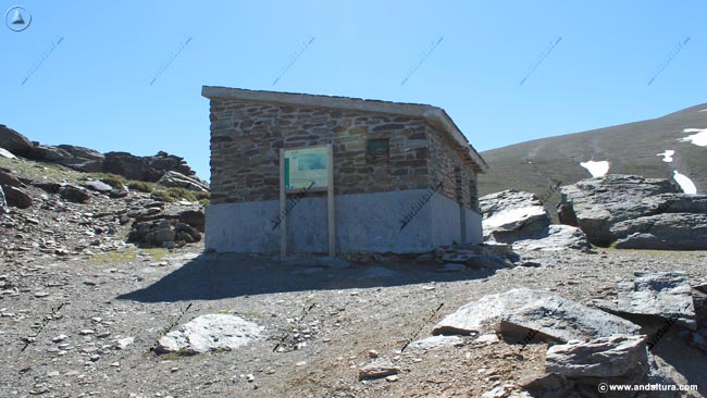 Refugio Peña Partida y Cartel Indicativo del Sendero GR240, Sulayr