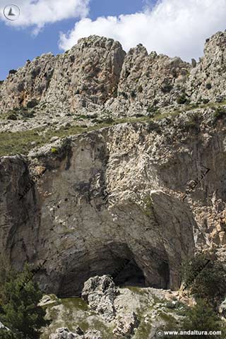 La Cueva de Ambrosio se encuentra en Sierra María fuera de los límites del Parque Natural