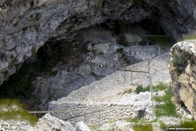 Detalle del interior de la Cueva de Ambrosio