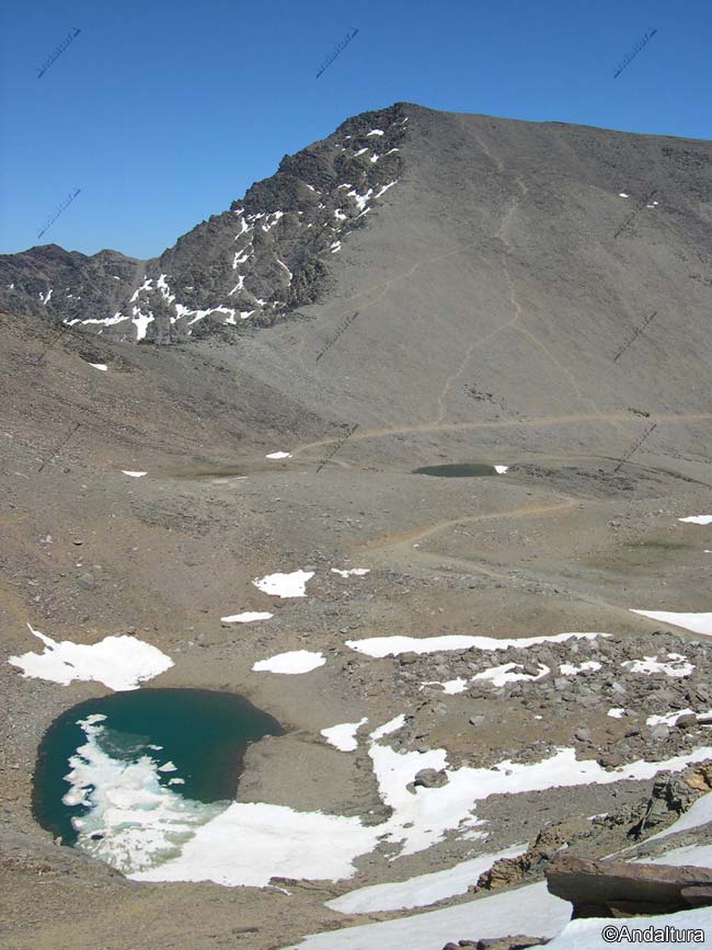 Laguna y Refugio-Vivac de la Caldera y las veredas para ascender al Mulhacén