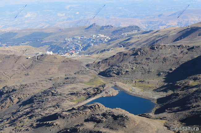 Laguna de las Yeguas y Urbanización de la Estación de Esquí Sierra Nevada
