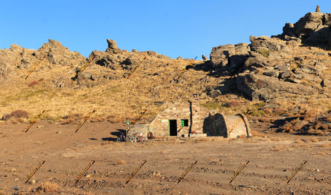 Refugio Vivac de la Polarda desde su puerta de acceso