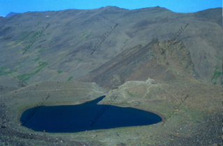 Refugio y Laguna del Caballo con el Morrón